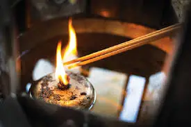 Thắp hương hàng ngày: Nên hay không nên?