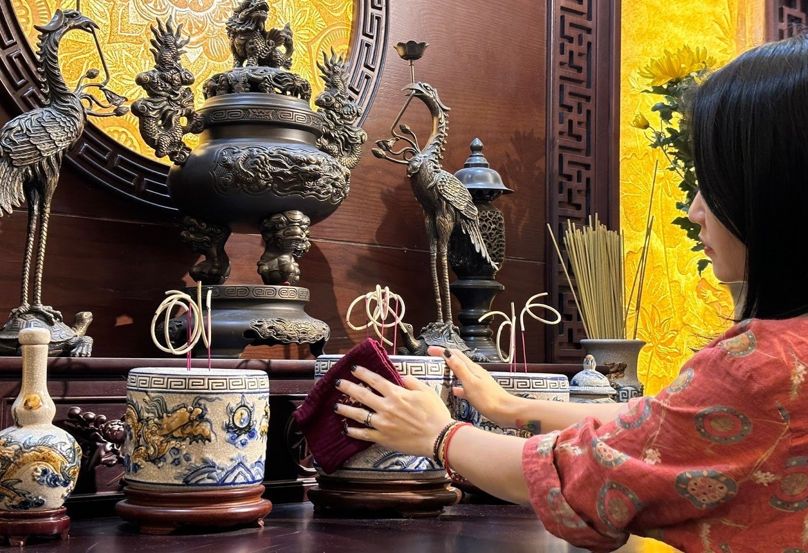 Làm sạch bàn thờ thanh tịnh không gian tâm linh gọi mời tài lộc
