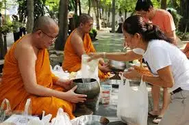 Photo] Cúng dường - nét văn hóa độc đáo của Phật giáo Thái Lan | Vietnam+  (VietnamPlus)