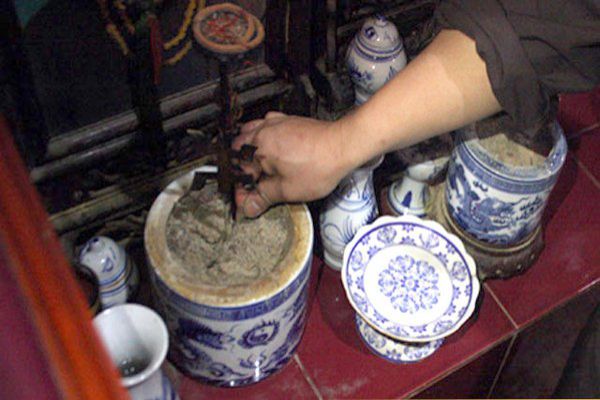 Lau chùi bát hương và dọn dẹp bàn thờ đúng cách