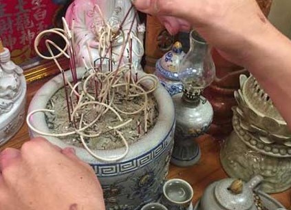 Tỉa chân nhang có được bê bát hương xuống không?