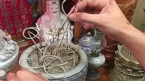 Hướng dẫn tỉa chân hương, lau dọn bàn thờ đúng cách ngày ông Công ông Táo