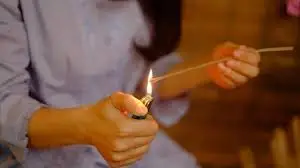 Thắp Hương Bị Tắt - Giải Mã Những Điềm Báo Và Cách Xử Lí