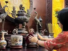 Hướng dẫn cách lau dọn bàn thờ cuối năm để đón tài lộc
