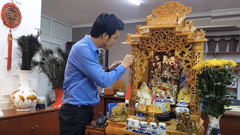 Lau dọn bàn thờ thần tài vào ngày nào thì đúng cách chuẩn phong thủy - Tâm  Linh Việt