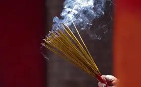 Thận trọng với nhang hương cong và lâu tàn